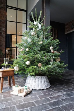 Christmas at Ivyline 2025 - WICKER TREE SKIRT ROUND WHITE D60CM